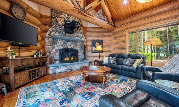 Marion Casa | The Montana Manor, Custom Log Estate Sleeping 14