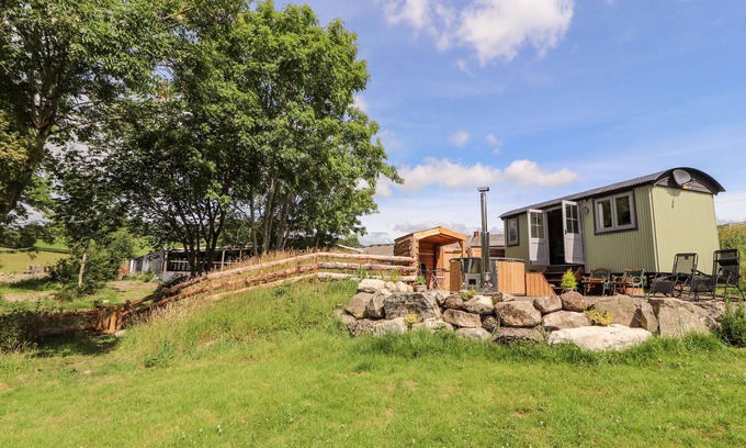 Oswestry Cabaña | THE MOORHEN RETREAT, romantic, character holiday cottage in Trefonen