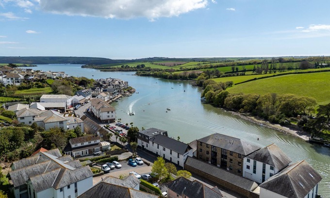 Kingsbridge Cabaña | The Moorings - a house that sleeps 8 guests in 4 bedrooms