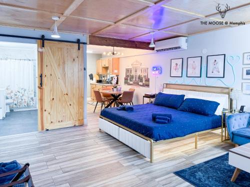 Downtown Memphis Apartamento | The Moose #4 - Elvis Presley King Suite with Free Parking and WIFI