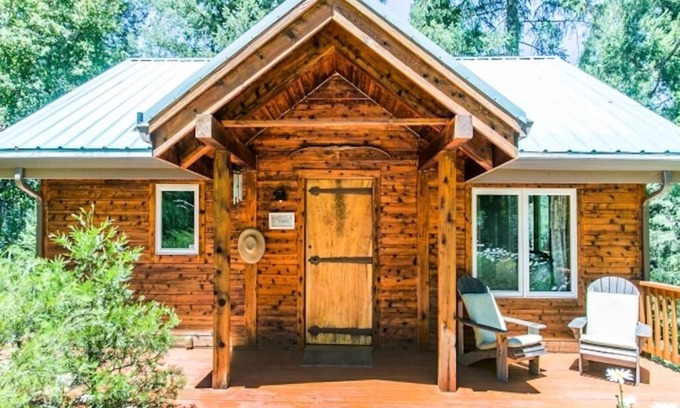 Nevada City Cabina | Aislado Santuario Creekside con agujero de natación privado