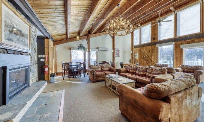 Wilmington Cabina | THE MOUNT SNOW CABIN - Rustic/Modern 4bd w Pool,Spa & Trails minutes to Mt Snow!