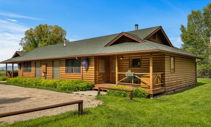Ennis Cabina | The Mountainside II deluxe is a spacious log cabin 2 bed/2bath