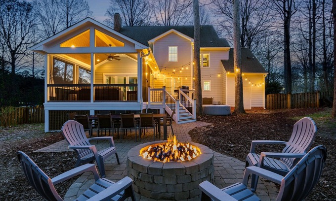 Southwest Raleigh Casa | The Mulberry on Trinity Woods - 5 bedroom retreat in Cary