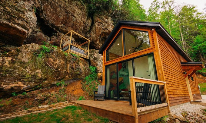 Rogers Apartamento | NEW Unique Hot Tub & Deck | Firepit | Mural | Pets