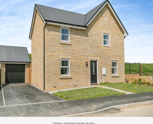 Buxton Casa | The Neal's 4 Bedroom House in Buxton Sleeps 8