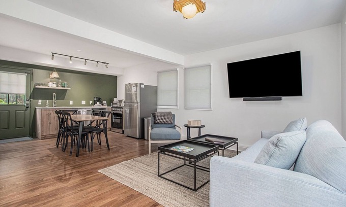 New Buffalo Apartamento | The Neighborhood Hotel Grand Beach Cottage 14 - Queen, (2) Twin Beds Upstairs, Pet Friendly