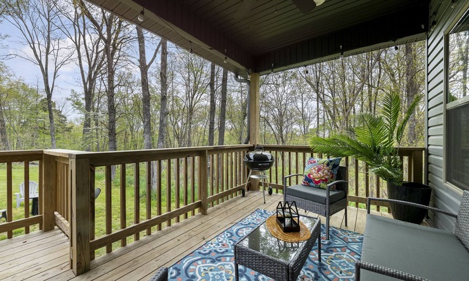 Bella Vista Casa | The Nelson~Peaceful Wood setting!