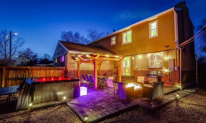 Dupont Casa | The Neon Cowboy: Hot Tub, Fire Pit, Movie Theater