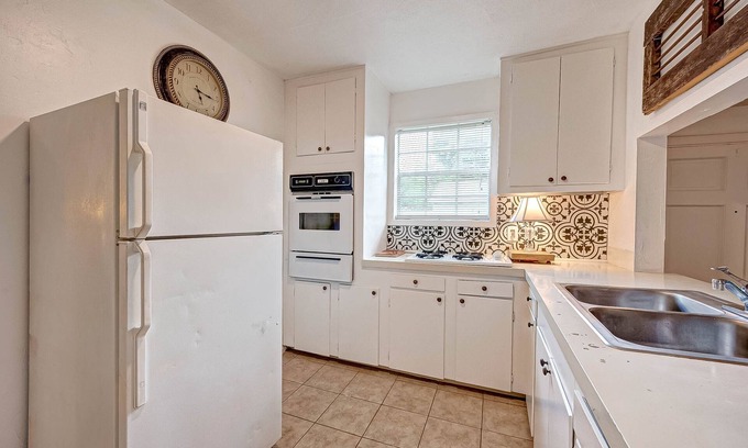 Garden Oaks Casa | Garage Apt 2br