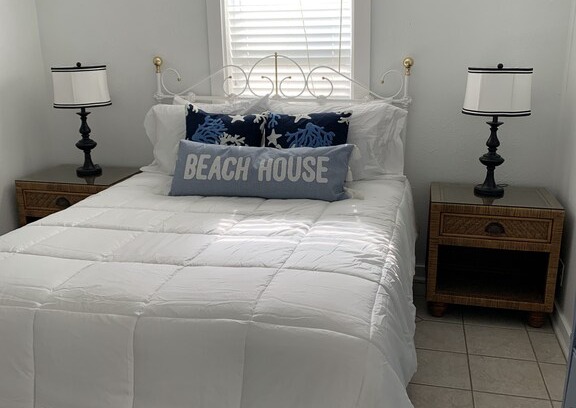 Flagler Beach Cabaña | The Nest, 2 bed,1 block to beach, pier & restaurants, dog friendly