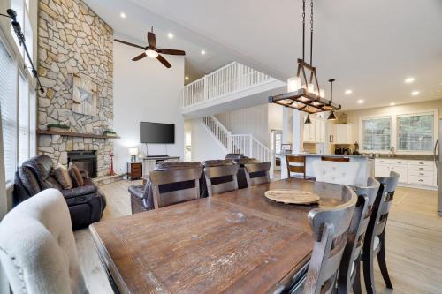 Pocono Pines Casa | The Nest at Pinecrest by AvantStay Spacious Deck Game Room Fire Pit