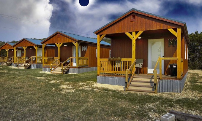 Pipe Creek Cabina | The Nest Cabin Resort - Roadrunner #8