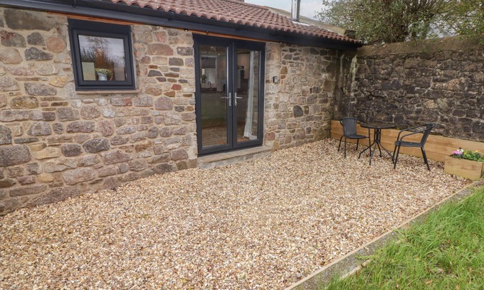 Tavernspite Cabaña | THE NEST, romantic, with a garden in Amroth