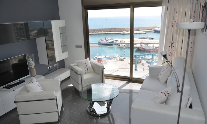 Costa Dorada Apartamento | El nuevo apartamento, Casa Cleo, tiene una impresionante vista frontal al mar.