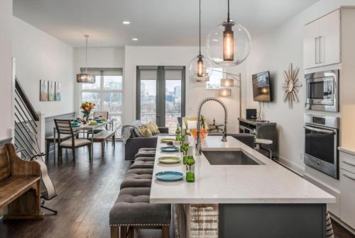Edgehill Casa | The NEW Nashview Rooftop-Skyline View - Sleeps 12