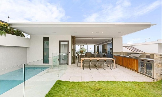 Brighton Apartamento | The newly constructed home with high end fixtures and fittings faces east
