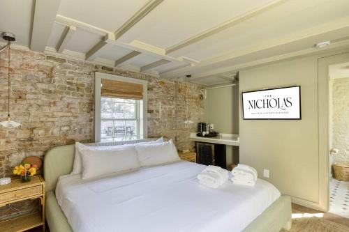 Harleston Village Cama Y Desayuno | The Nicholas Carriage King Suite 1 Block to King