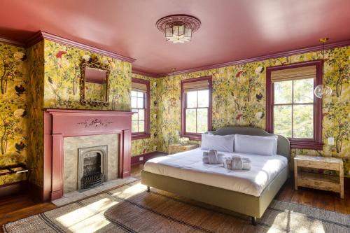 Harleston Village Cama Y Desayuno | The Nicholas George's King Suite- Walk to King
