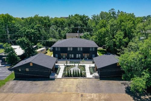 Hillsboro West End Apartamento | The Nomad: 4 1BRs 2 Studios 24-Guest Retreat