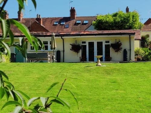 Shottery Casa | The Nook located in a beautiful garden setting with parking