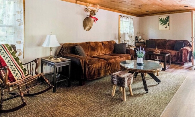 East Stroudsburg Cabina | The Nook - lodge cabin with hot tub at Shawnee Mtn