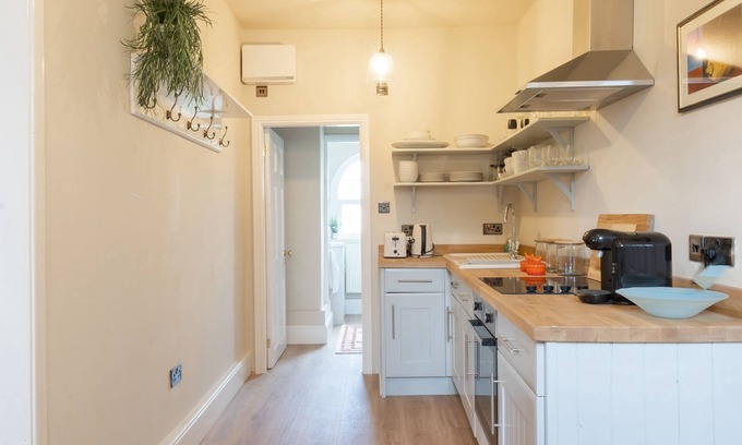 Llanddaniel Fab Cabaña | The Nook - sleeps 3 guests in 1 bedroom