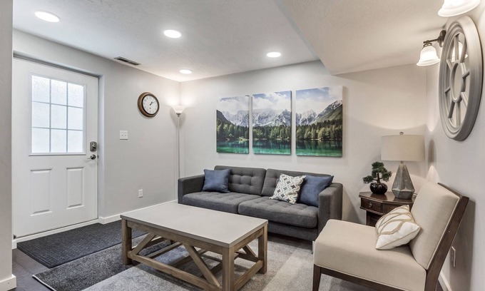 Lakeview Apartamento | The Nook – Stylish Basement Stay - Waffles too!