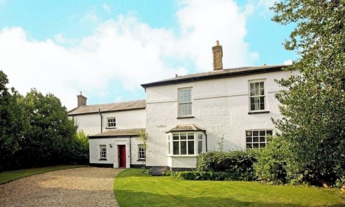 Felmingham Otro | The Norfolk Farmhouse & Barn, (sleeps18) - close to coast with hot -tub.