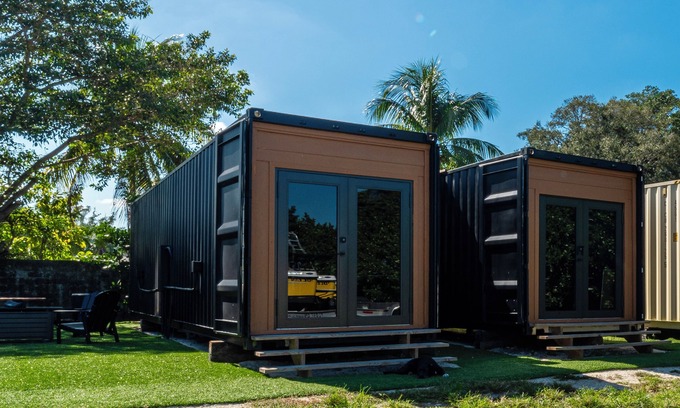 Golden Glades Cabina | The North House: Cozy tiny Retreat with Free Parking, Wifi & Great Amenities