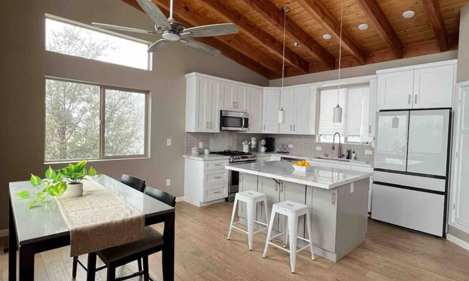 Julian Casa | The North Peak Retreat - Mountain Modern! Views, Gym, Pet Friendly