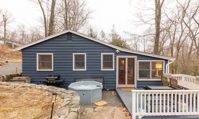Danbury Casa | The Nugget: A Lakeview Cottage