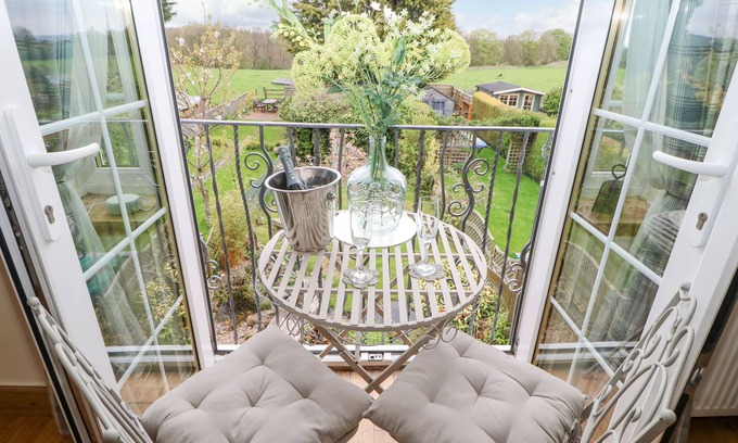 Chester-le-Street Cabaña | THE NUTSHELL, pet friendly, with a garden in Chester-Le-Street