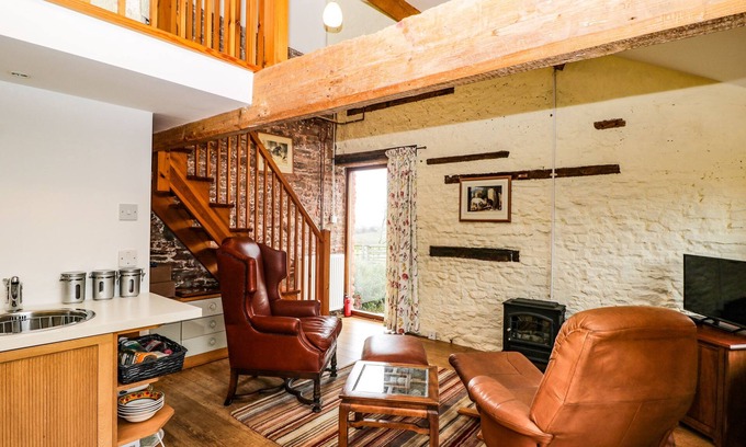 Llanvair Kilgeddin Cabaña | THE NUTSHELL, pet friendly, character holiday cottage in Monmouth
