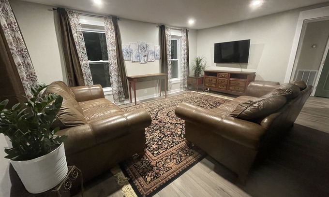 Ashley Oaks Otro | The Oak at Windrock- cozy farmhouse on 2 acres