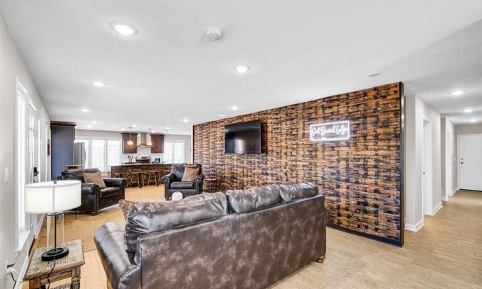 Clarksville Casa | The Oak Barrel Lodge near Downtown Louisville