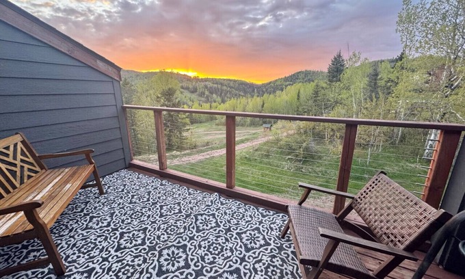 Lutsen Casa | The Oak Cottage Ski in out Pool Hot Tub Views of Lutsen Mtn