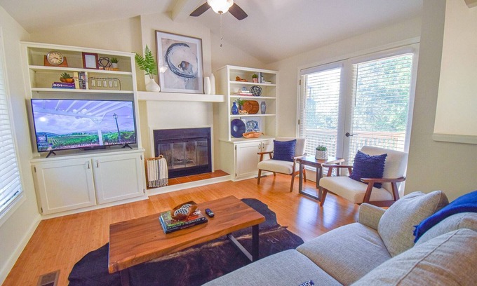 Fayetteville Casa | The Oak House - 1 mi from DT Fayetteville and UofA