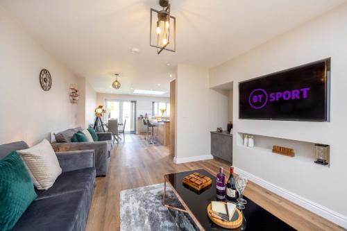 Seisdon Casa | The Oaklands - Luxury spacious 6-bed, near Solihull, Birmingham City, JLR, NEC, Airport, Resorts World, HS2