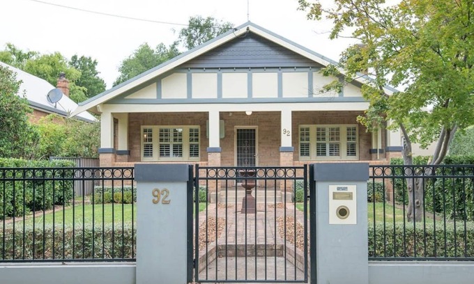 Orange Casa | The Oaks on March | Stunning & Elegant CBD Home