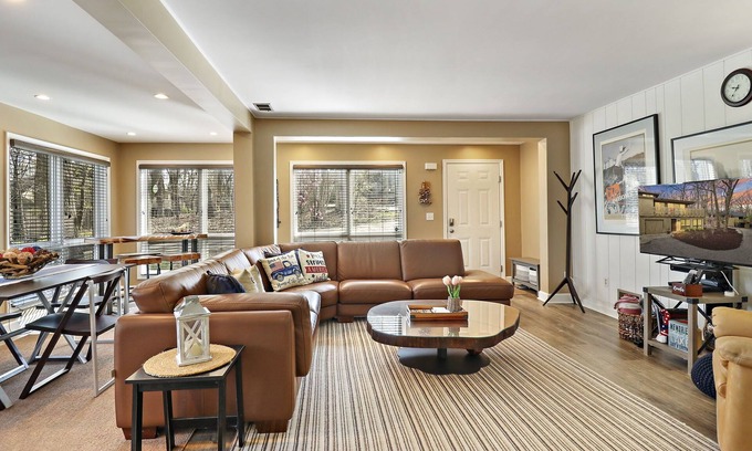 Fontana Condominio | The Oaks Retreat |Abbey Springs Resort |Upper & Lower Living Rooms |Wraparound Deck |Pool |Beach