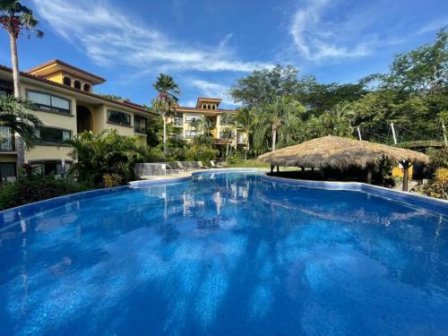 Tamarindo Apartamento | The Oaks Tamarindo Pool Front Condominiums fast wifi