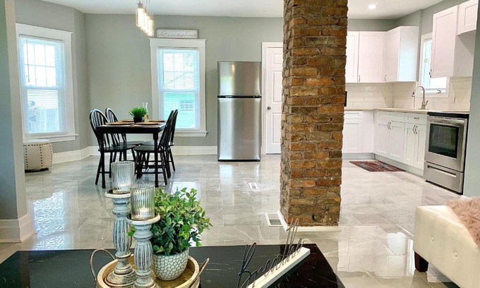Niagara Falls Casa | The Oakwood Cottage- With Private Yard & Parking, Minutes From Falls & Casino by Niagara Hospitality