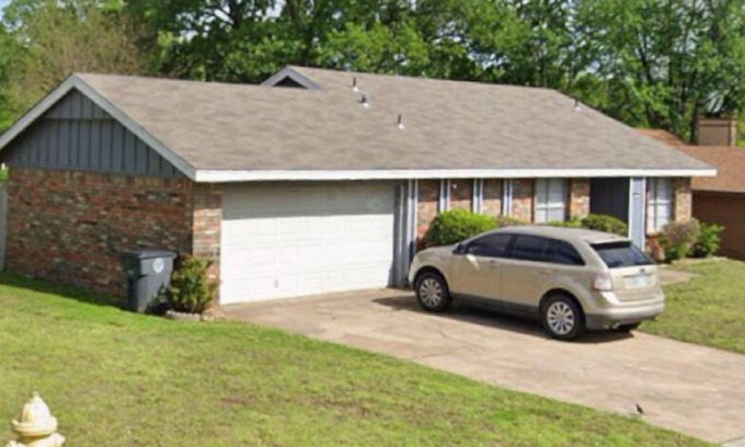 Tulsa Casa | “The Oakwood” Sleeps 6! Quiet Area! Community Swimming Pool! Near Downtown BOK!