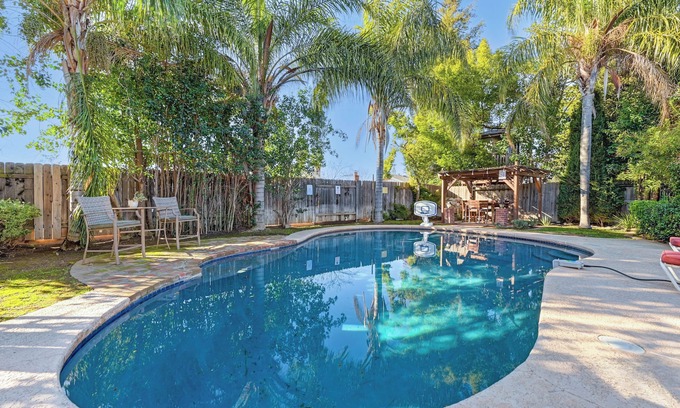 Citrus Heights Casa | Backyard Oasis Getaway + A fanáticos de deportes Dream Home