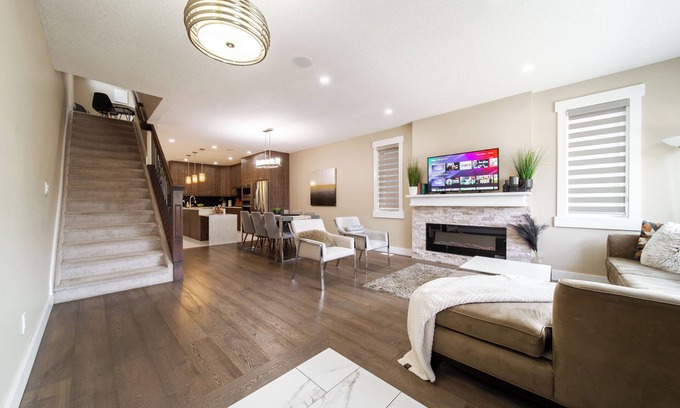 Jasper Place Casa | The Oasis; Near WEM/DT| Dedicated office | Long stay