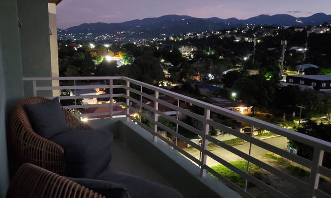 New Kingston Condominio | "The Oasis" PH 1 BR with AC, WiFi, complimentary Netflix & 24/7 security.