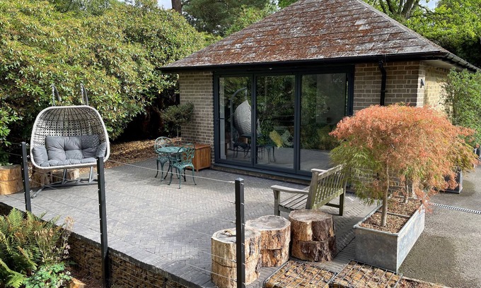 Dorking Cabaña | THE OBSERVATORY ANNEXE, pet friendly, with a garden in Dorking