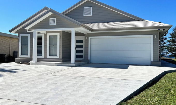 Tuross Head Casa | The Ocean’s Edge is a contemporary coastal home with stunning beach views.