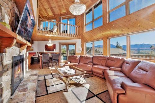 Whispering Forest Casa | The Octagon Big Bear~ Hot Tub~ Pool Table~Views